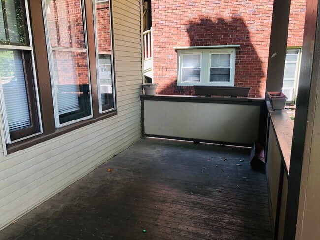 Building Photo - 5 Bedroom House - Walking distance from Ce...