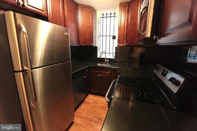 Building Photo - 1852 Willington St