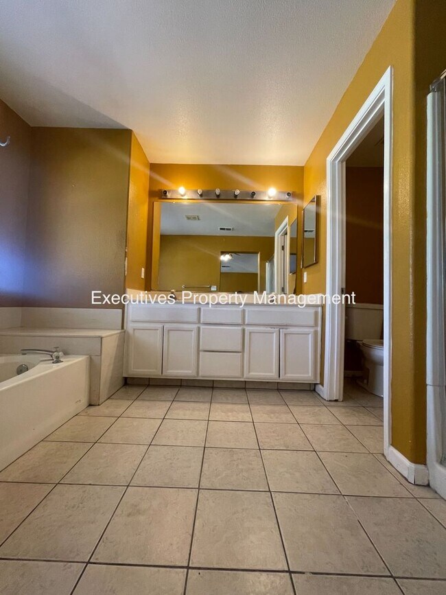 Building Photo - 1308 Fairway Dr