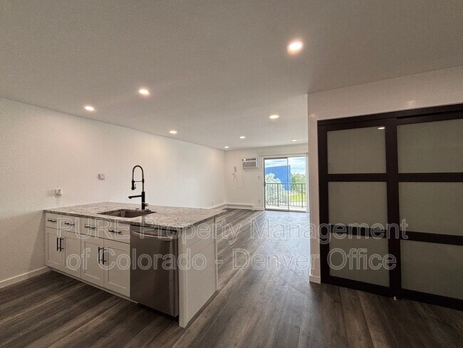 Building Photo - 1150 Golden Cir