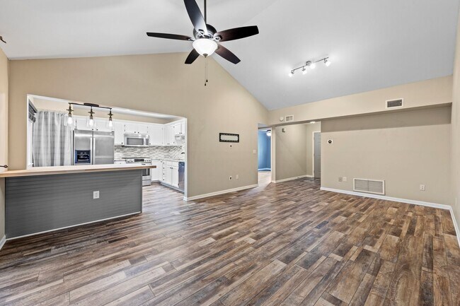 Building Photo - Modern Comfort in the Heart of Niceville!