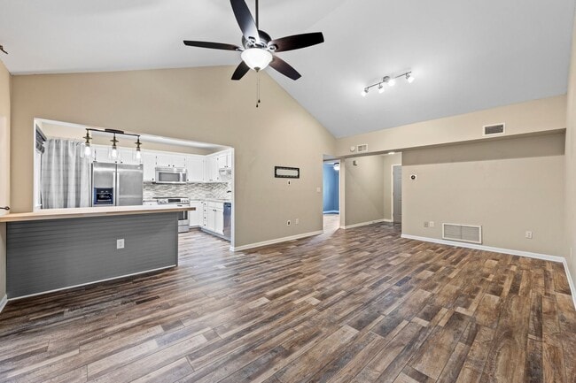 Building Photo - Updated home in convenient location!!