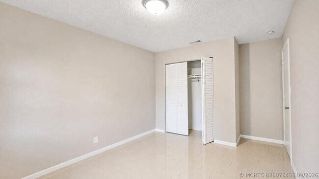 Building Photo - 416 Lakeside Dr