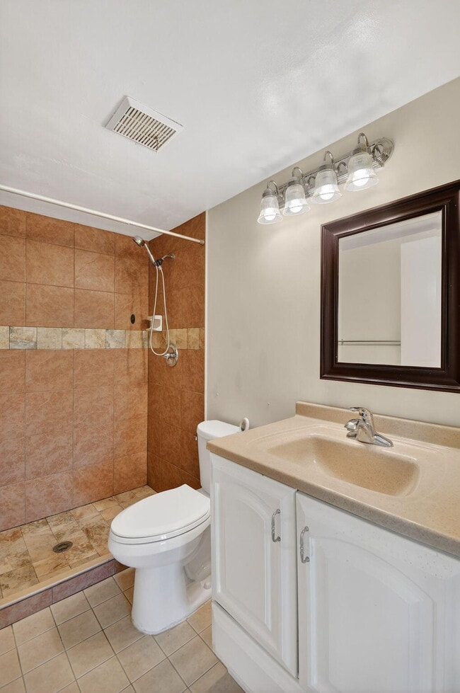 Building Photo - 1013 Green Pine Blvd