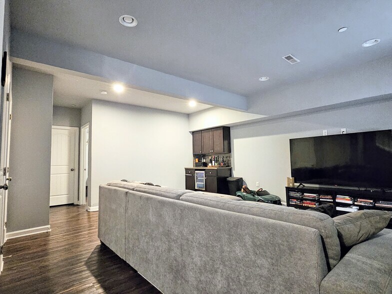 Building Photo - 634 Brentwood Dr