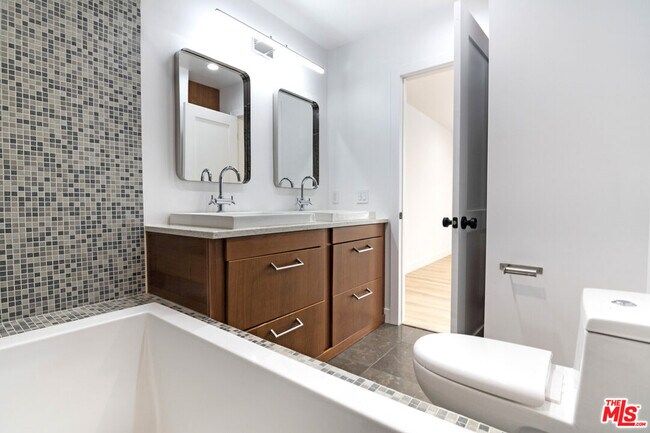Building Photo - 824 Westmount Dr