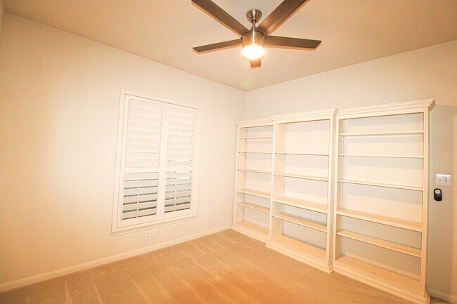 Building Photo - 34 Silverhorn Dr