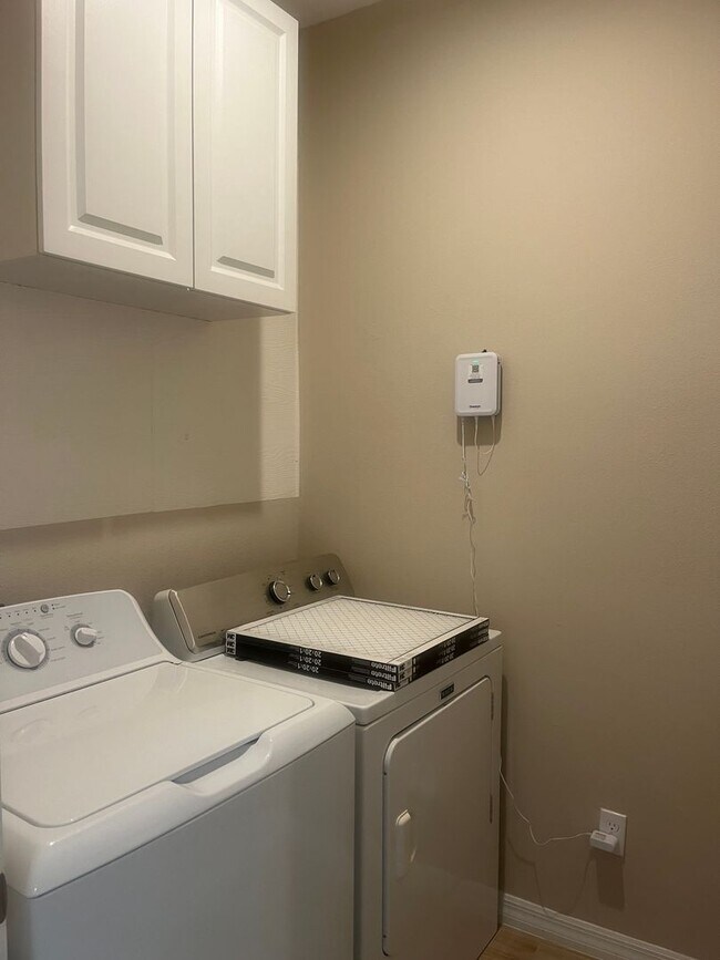 Building Photo - 2601 Pinnacle Ln