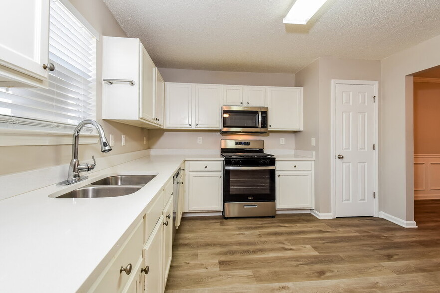 Building Photo - 6926 Foxmoor Way