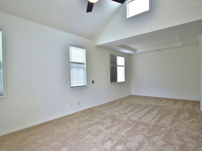 Building Photo - 504 Dahlia Pl