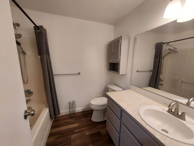 Building Photo - 4 bedroom 2.75 bath, Huge Fenced Yard with Landscaping Included!!