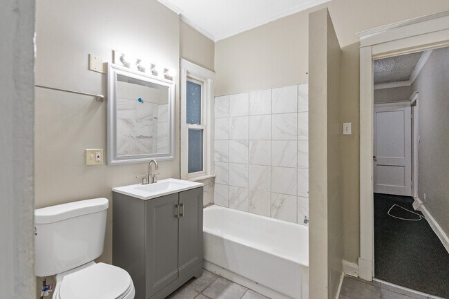 Building Photo - Charming 3-Bedroom Home | 1 Bath | In-Unit...