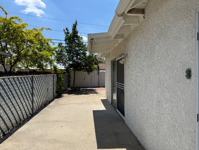 Building Photo - 526 Beverly Dr