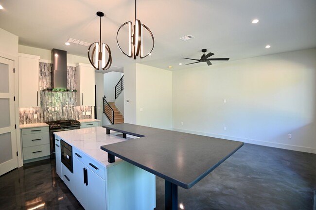 Building Photo - South Austin Oasis