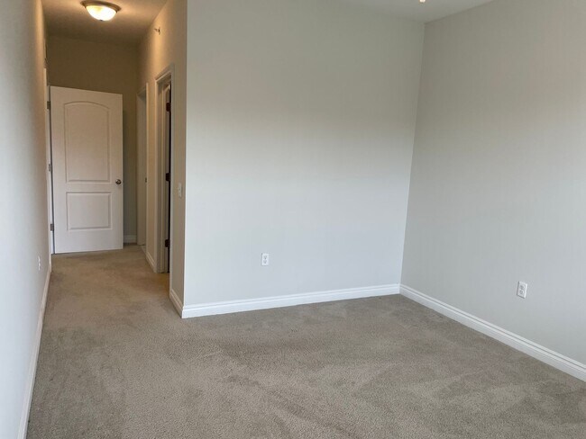 Building Photo - Shelby Township, 1st Floor  2-Bedroom, 2- Baths, Private Patio with att. Garage