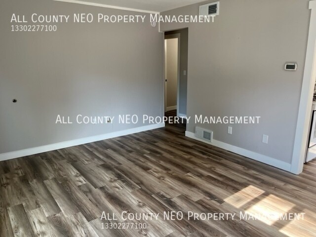 Building Photo - 835 Staeger St