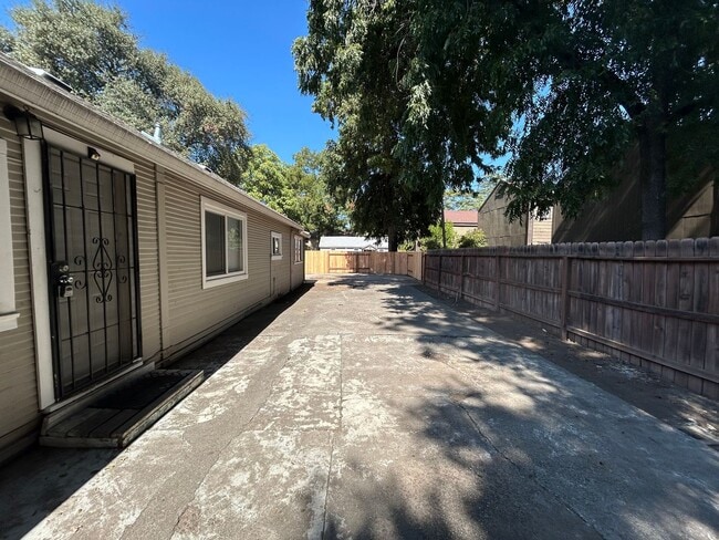 Building Photo - 4 bedroom 2 bath next to Chico State with ...