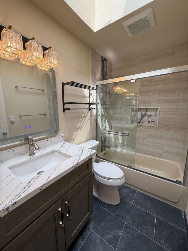 Building Photo - Fully Remodeled Bellevue Condo Available Now!