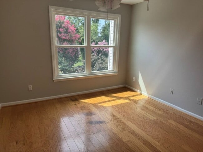 Building Photo - freshly paint 3 bed 2 bath townhome