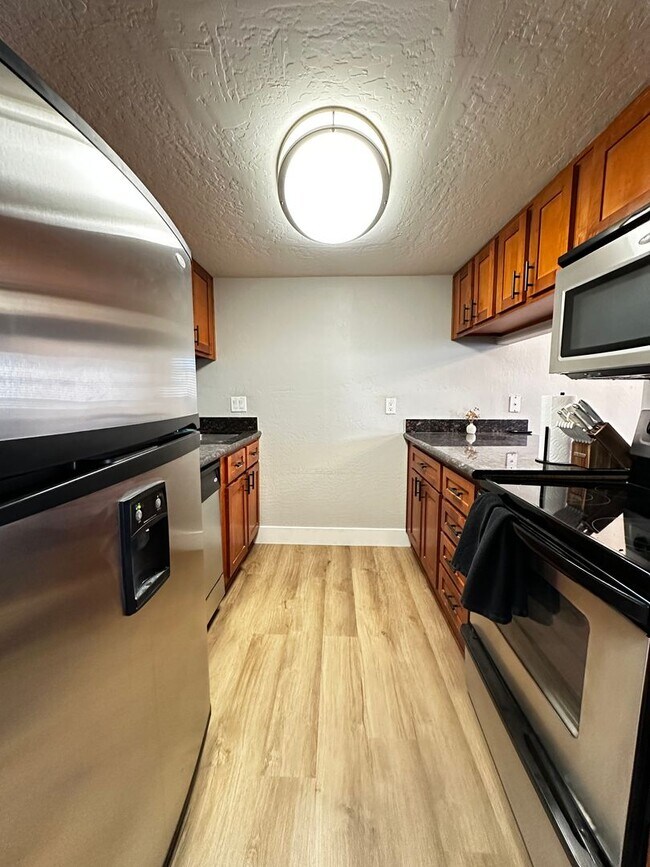 Building Photo - FULLY FURNISHED 1 BEDROOM 1 BATHROOM CONDO UPDATED HEART OF THE VALLEY