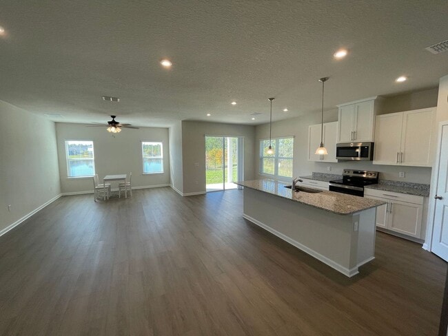 Building Photo - Beautiful 4 Bedroom 2 Bathroom home in Eagle Crest community