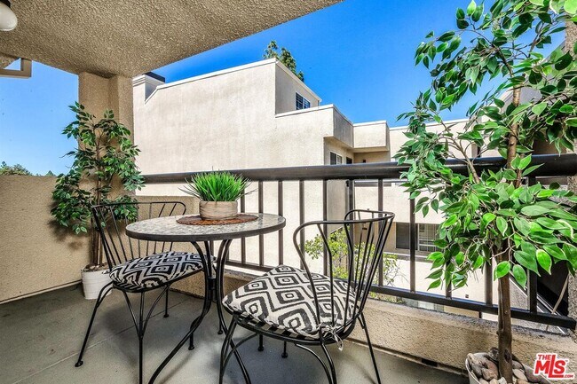 Building Photo - 21520 Burbank Blvd