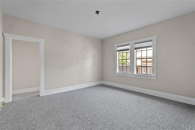 Building Photo - 303 E Paris St