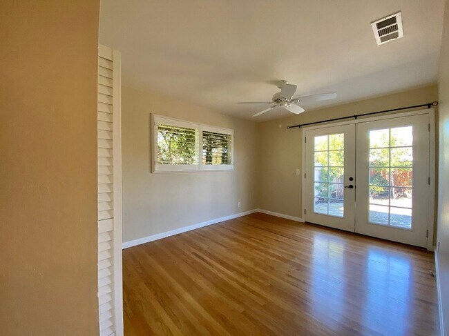 Building Photo - Centrally Located Three Bedroom North Napa Home