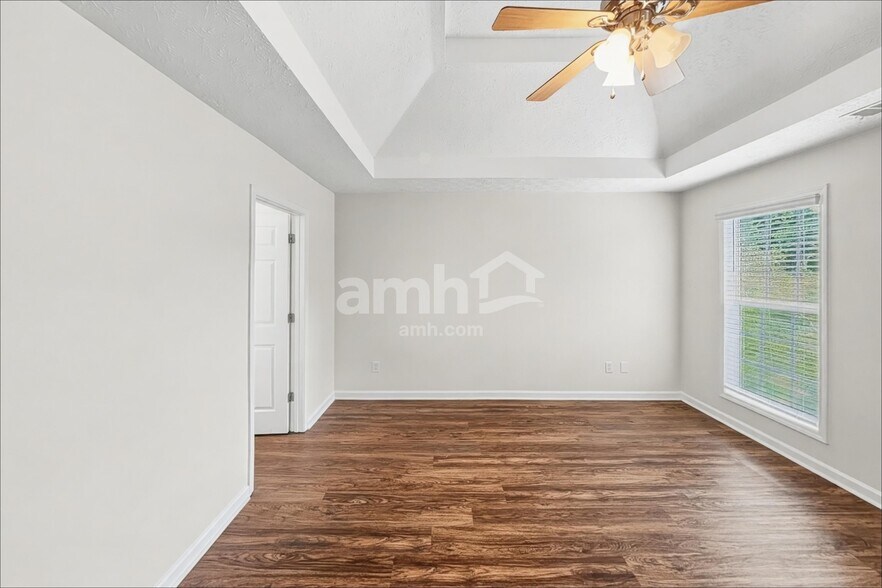 Building Photo - 1772 N Oak Dr