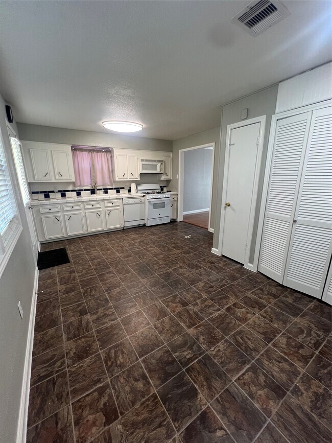 Building Photo - 1325 Northbrook Dr