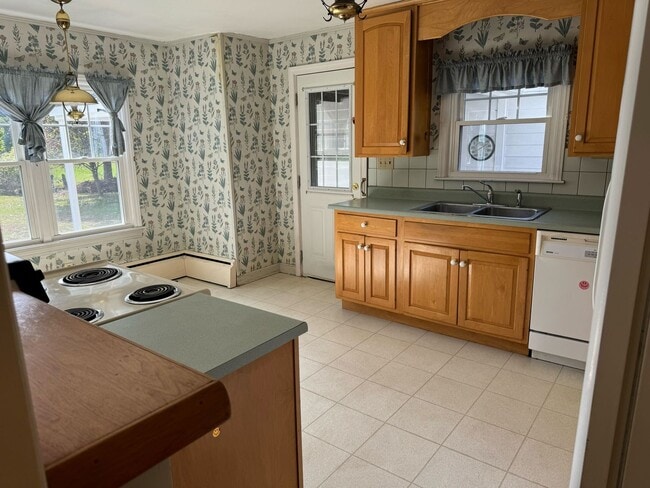 Building Photo - 5 Bedroom 2 Bathroom Home in Idyllic Neighborhood (CURRENTLY UNDER CONTRACT)