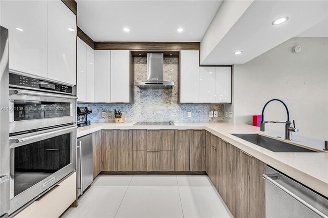 Building Photo - 19900 E Country Club Dr