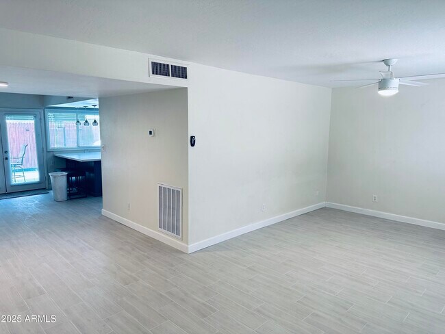 Building Photo - 2034 W Elm St
