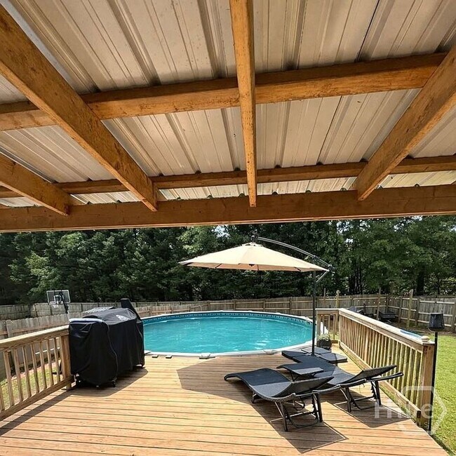 Building Photo - Beautiful 3BR/3BA Home with Private Pool in Commerce