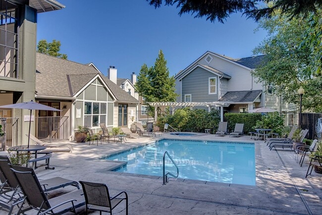 Building Photo - 3 Bed/ 2.75 Bath Townhome in Lynwood