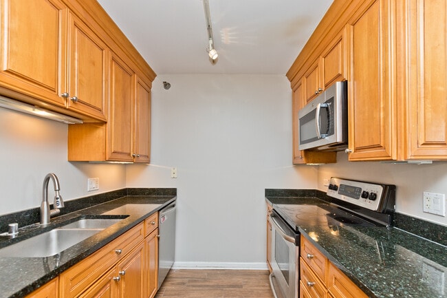 Building Photo - 345 N La Salle Dr