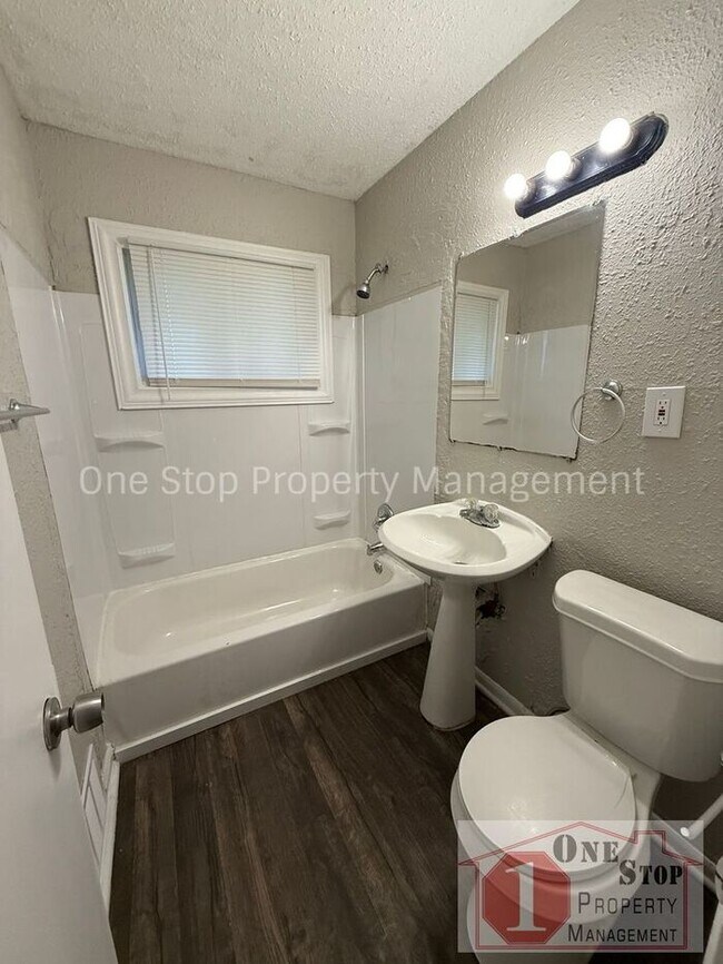 Building Photo - 3 bedroom, 1 Bathroom Home in Kansas City!!