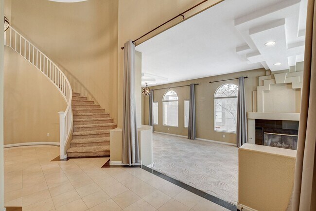 Building Photo - 5 BDR/ 4.5 BTH, Triple Master Home including pool & spa!