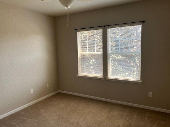 Building Photo - Fantastic 2 bedroom Condo Avail NOW