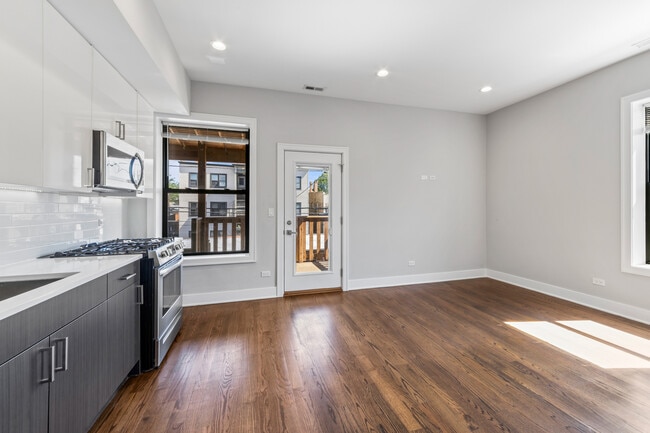 Building Photo - 1472 W Summerdale Ave