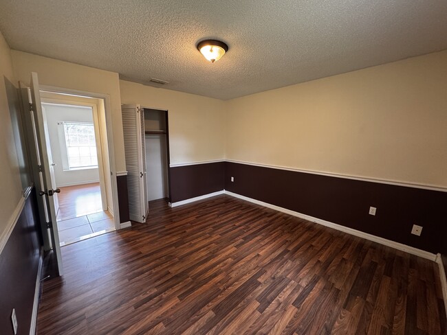 Building Photo - 1077 Shady Hollow Dr
