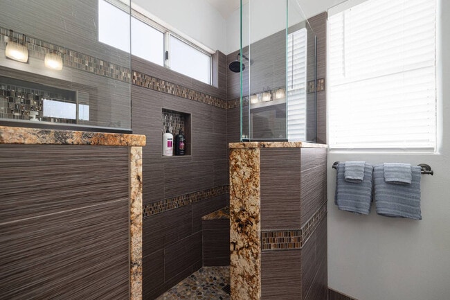 Building Photo - 1079 Sapphire St