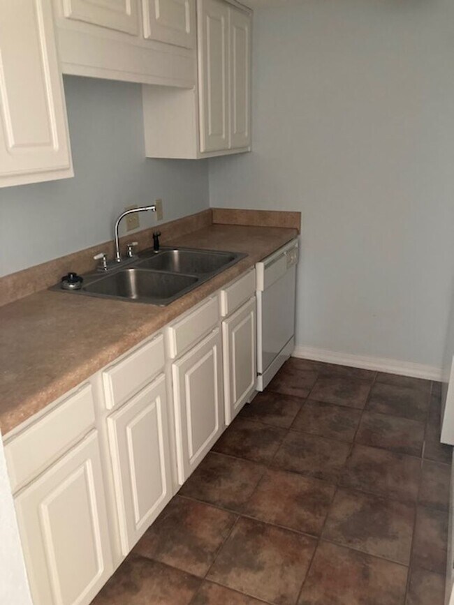 Building Photo - Spacious 1 Bedroom