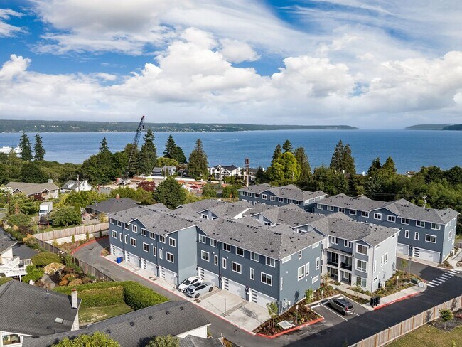 Building Photo - 4 Bedroom 3 Bath Stunning Brand New Town H...