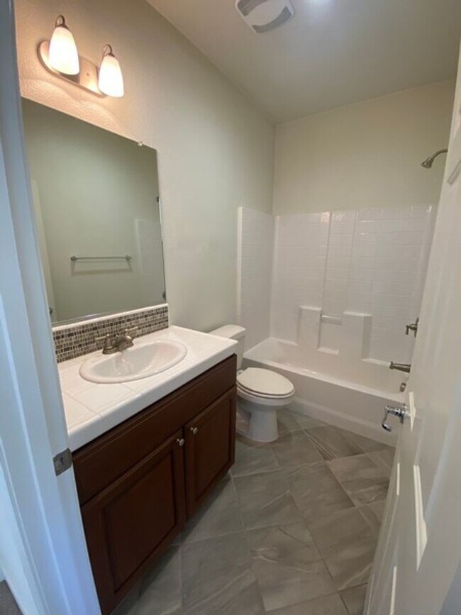 Building Photo - Like New Spacious Home in Gated Community