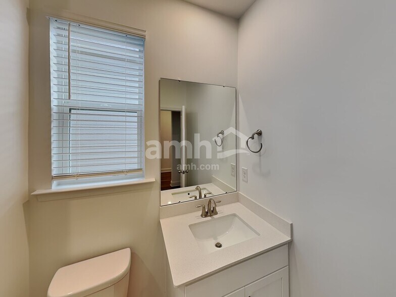 Building Photo - 5014 Twin River Dr