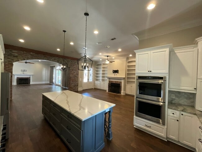 Building Photo - Live in Greystone Golf & Country Club!