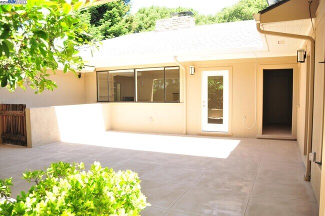 Building Photo - 802 Center Dr