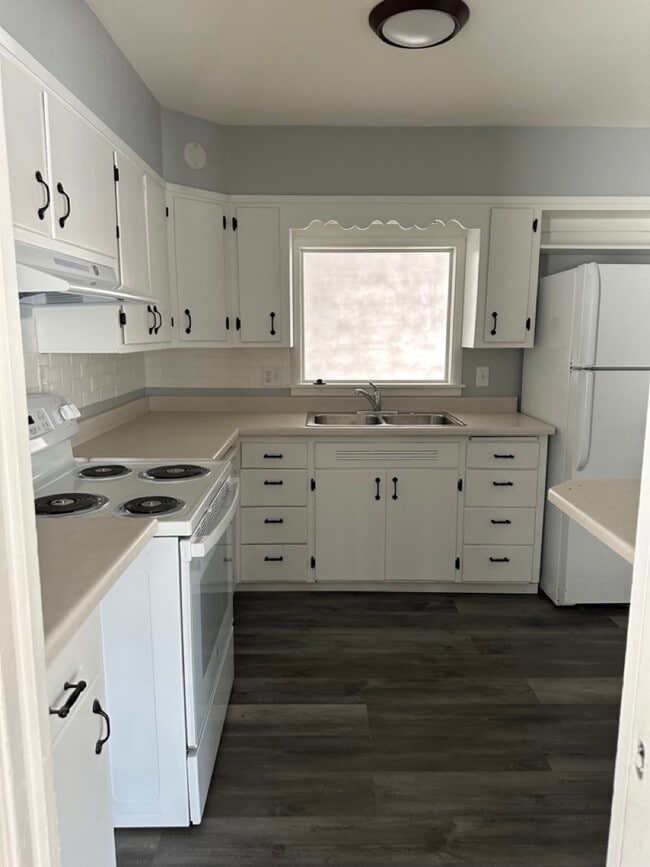 Building Photo - 1305 5th St S