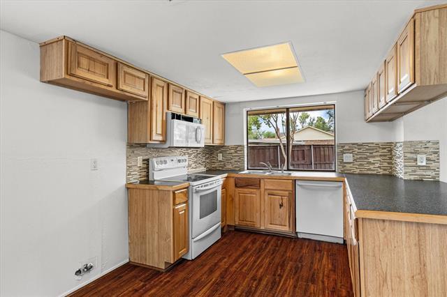 Building Photo - 2804 Royal Oaks Dr